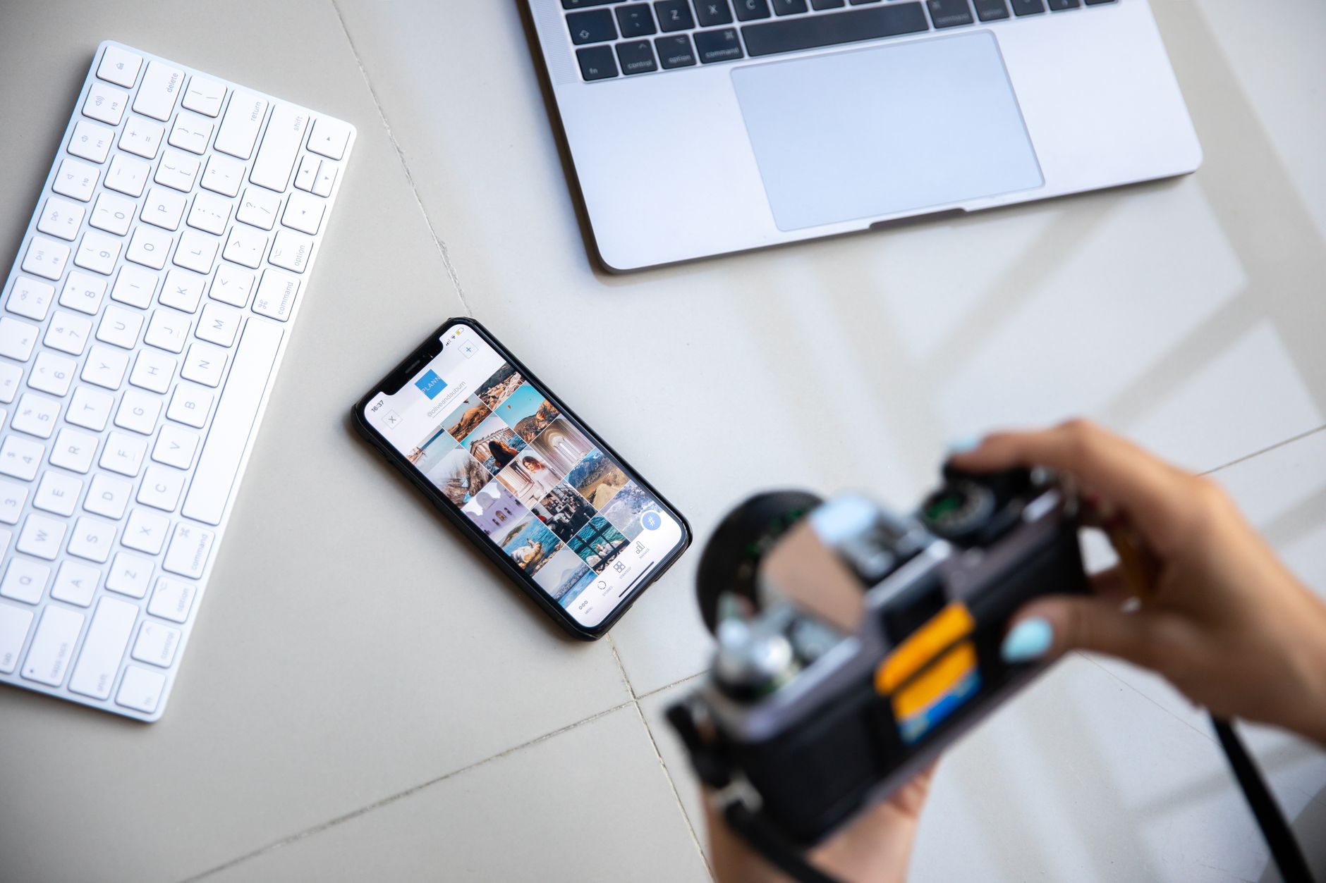 How many hours does social media management take per week? SMB benchmark and time savings with AI — practical AI guide for SMEs
